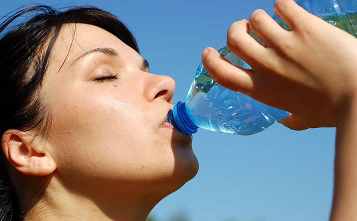 Pour ou contre : boire l'eau du robinet