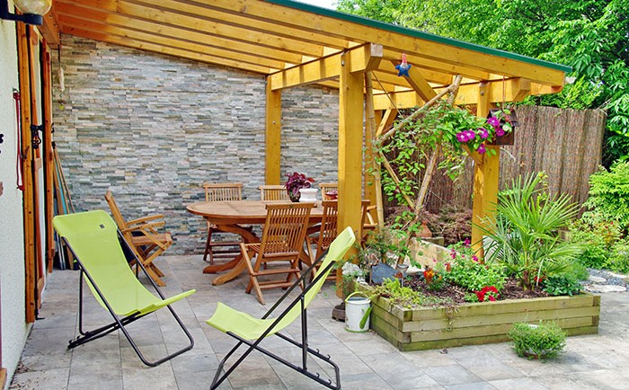 Faites votre propre table de jardin à l’aide de vieilles plaquettes en bois