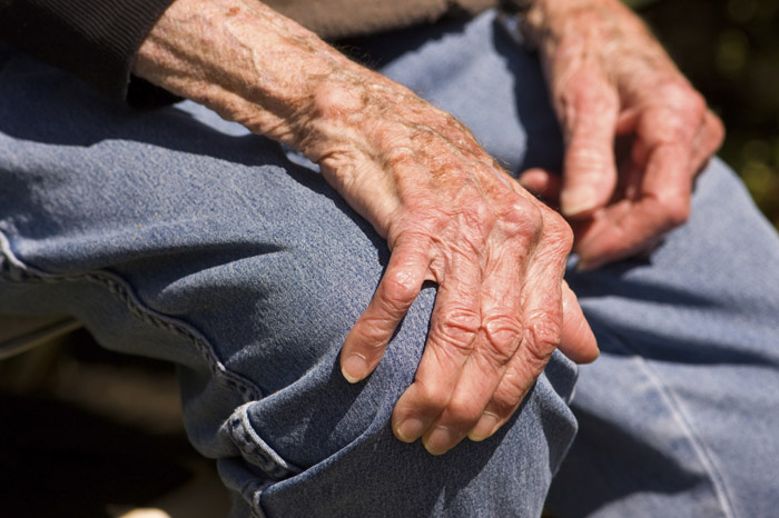 Comprendre la maladie de Parkinson: symptômes et traitements