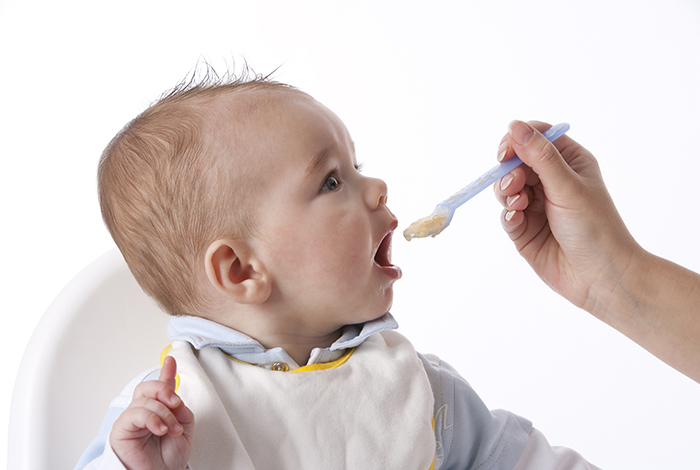 Comment nourrir votre bébé pendant les 12 premiers mois