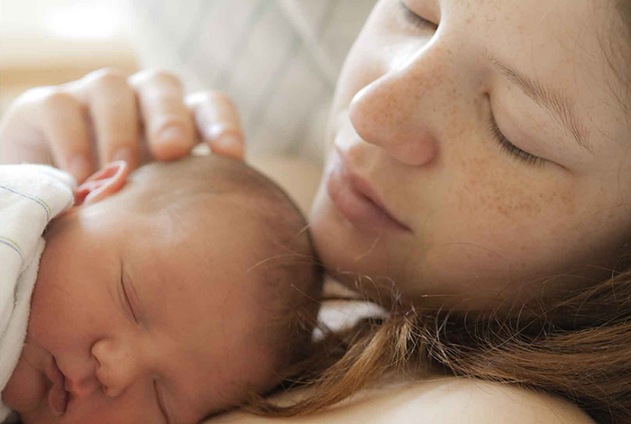 Peau à peau : la douceur d’un premier câlin avec bébé !